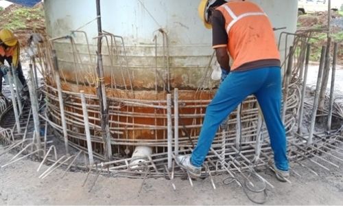 Introduction of threaded bars into the pedestal